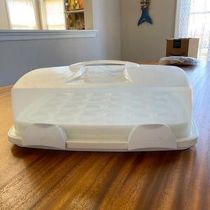 Wilton cupcake carrier - 12 regular or 24 mini cupcakes